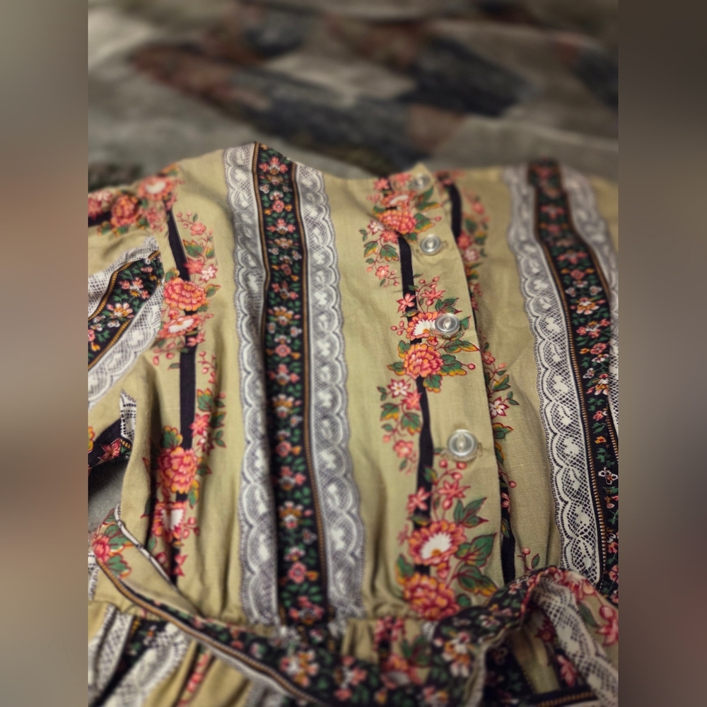 Vintage 70s Handmade Floral Kids Dress w/Velvet Front & Crocheted Applique - Picture 7 of 9